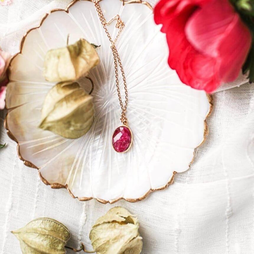 Collier bijou créateur pendentif racine de rubis silimanite