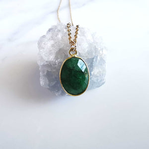Collier pierre ovale vert emeraude plaqué or