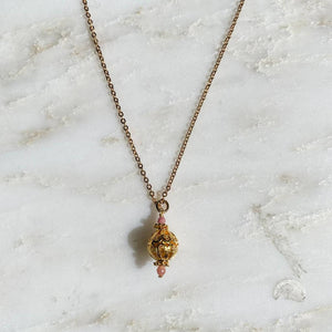collier pendentif boule dentelle et rose