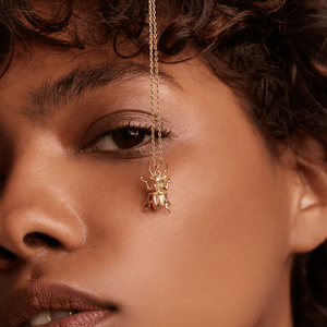 Collier amulette Courage Beetle - Or