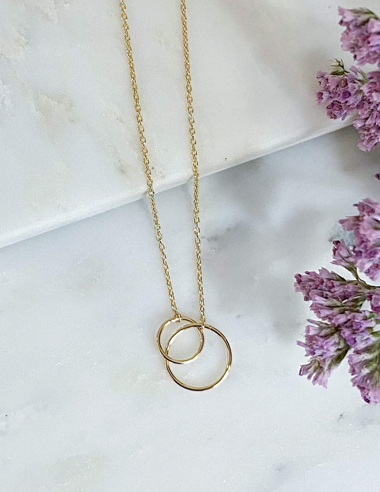 collier en plaque or deux anneaux fins entrelacés