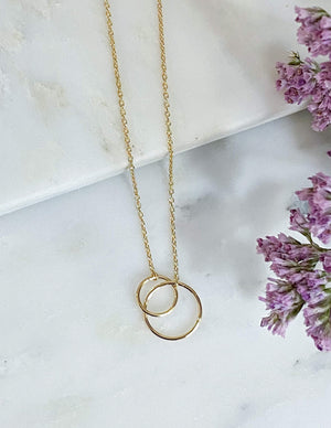 collier en plaque or deux anneaux fins entrelacés