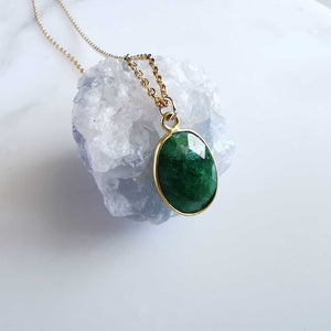 Collier pierre vert emeraude plaque or